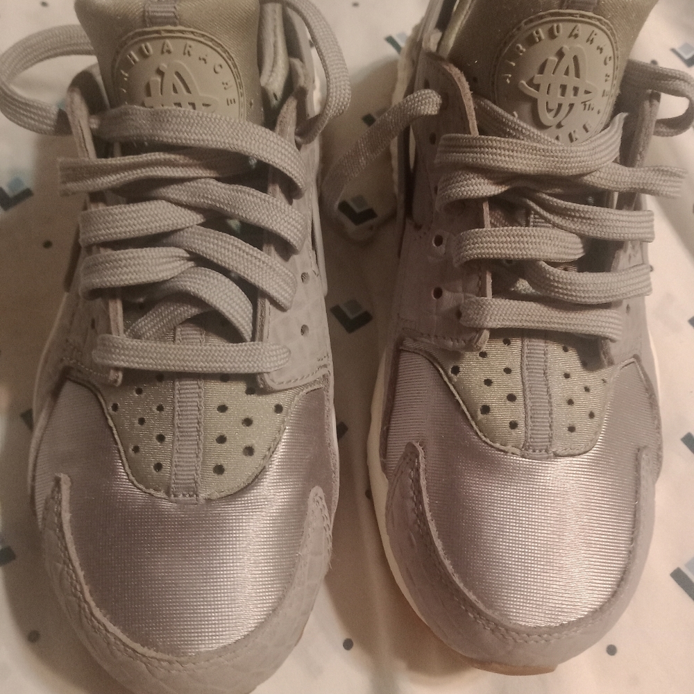 Women's Nike Air Huarache Run Premium 'Wolf Grey' Size 7.5